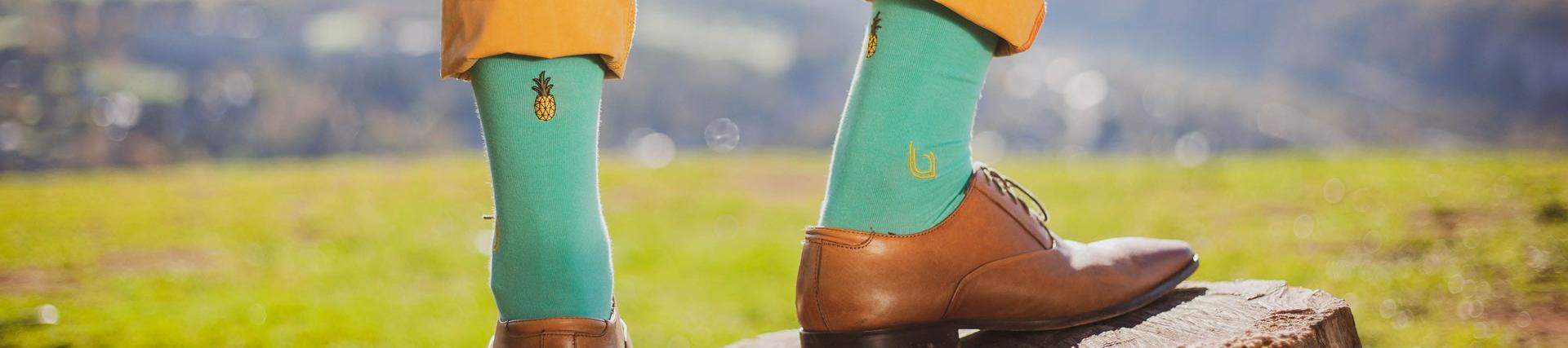 Chaussettes hautes turquoises avec logo jaune et motifs d'ananas - Parfaites pour un style exotique